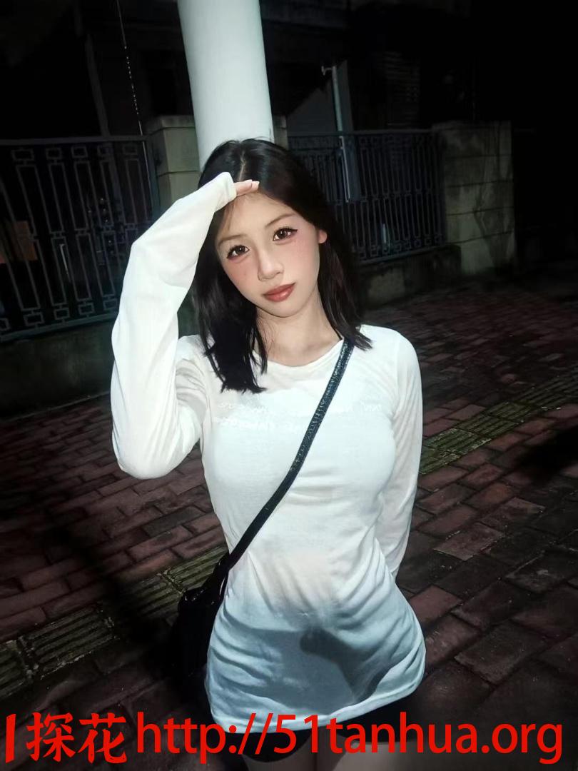 城西肥鲍一线天娇妹